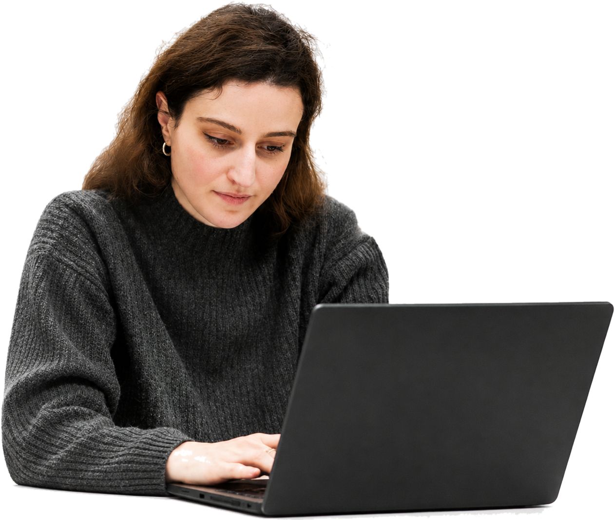 Isabella Ducros al computer, appoggiata al tavolo